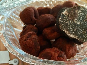 La meilleure recette de truffes en chocolat à la truffe fraîche, sans arômes : un dessert à la truffe tuber melanosporum, truffe noire